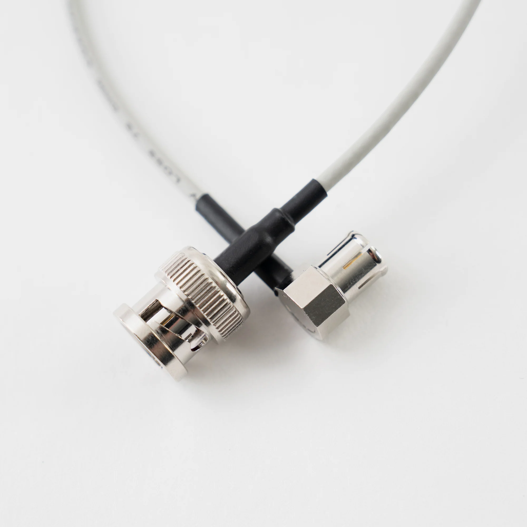 Lightweight Low Profile Right Angle to Locking SDI Cable (150mm / 6") - Image 2
